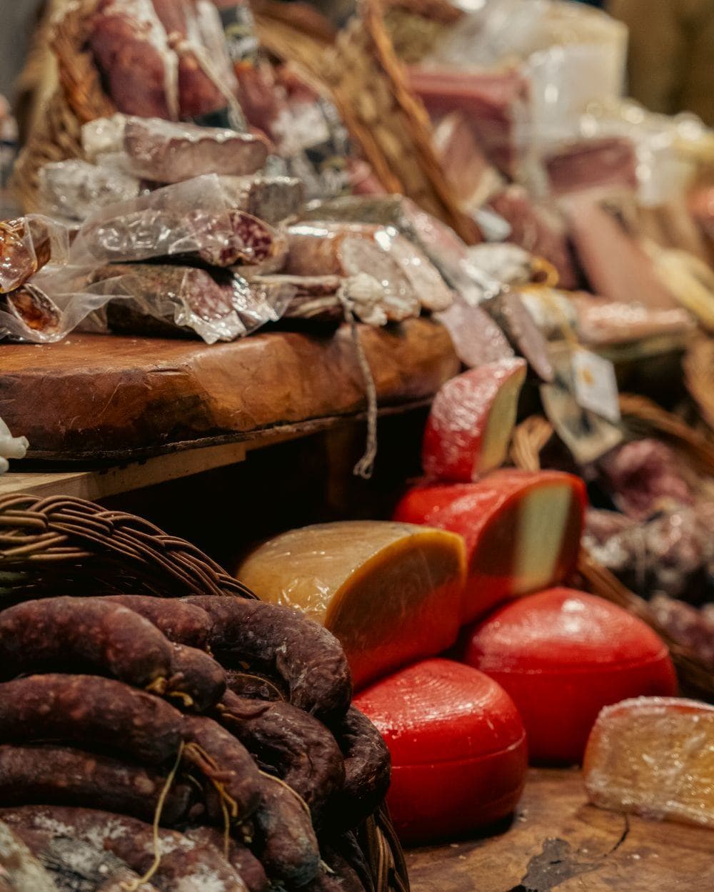 Auslage mit Schinken, Käse und eingelegten Waren