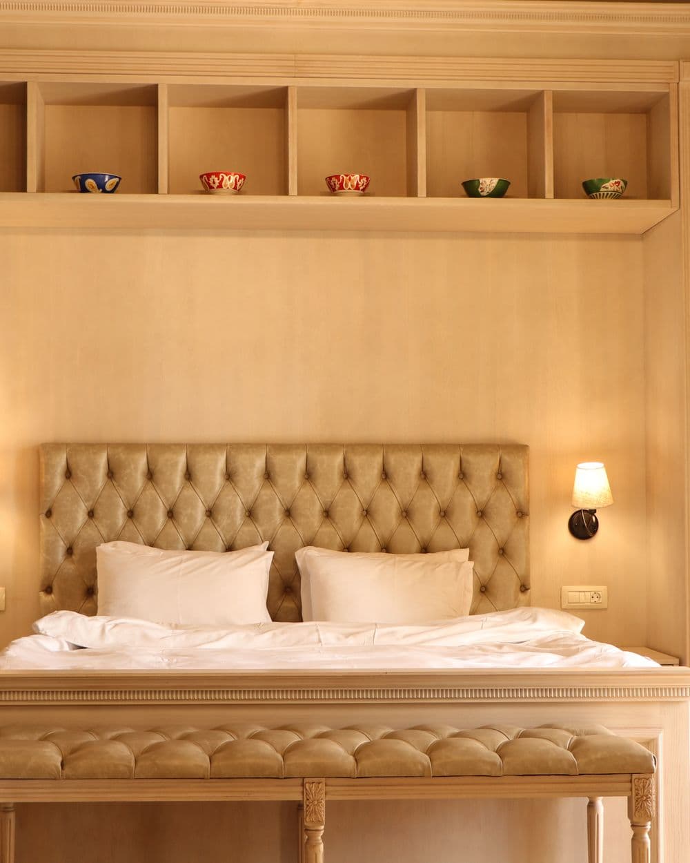 Hotelzimmer mit ledernem Chesterfield-Kopfteil