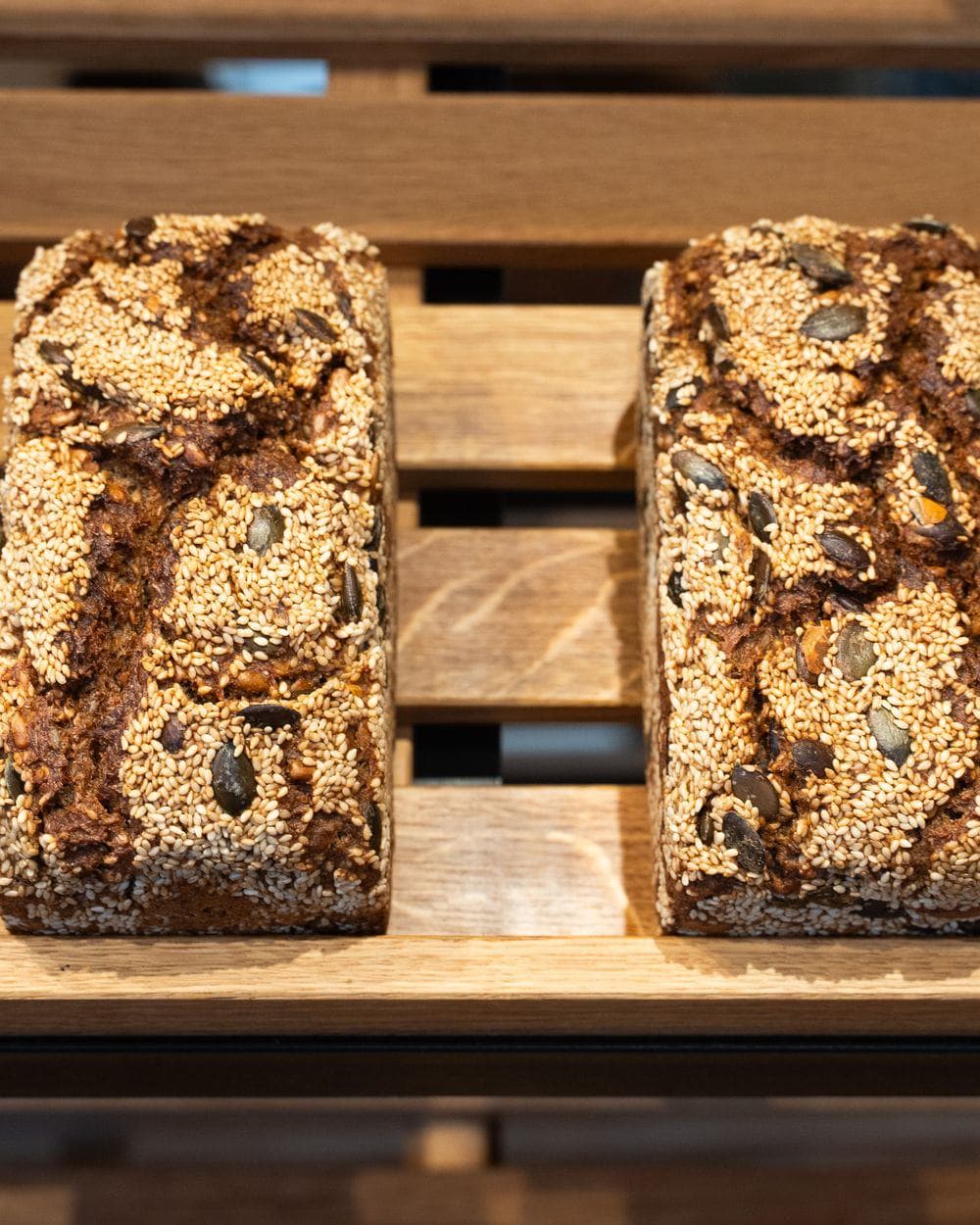 Handwerklich gebackene Brotlaibe im Regal