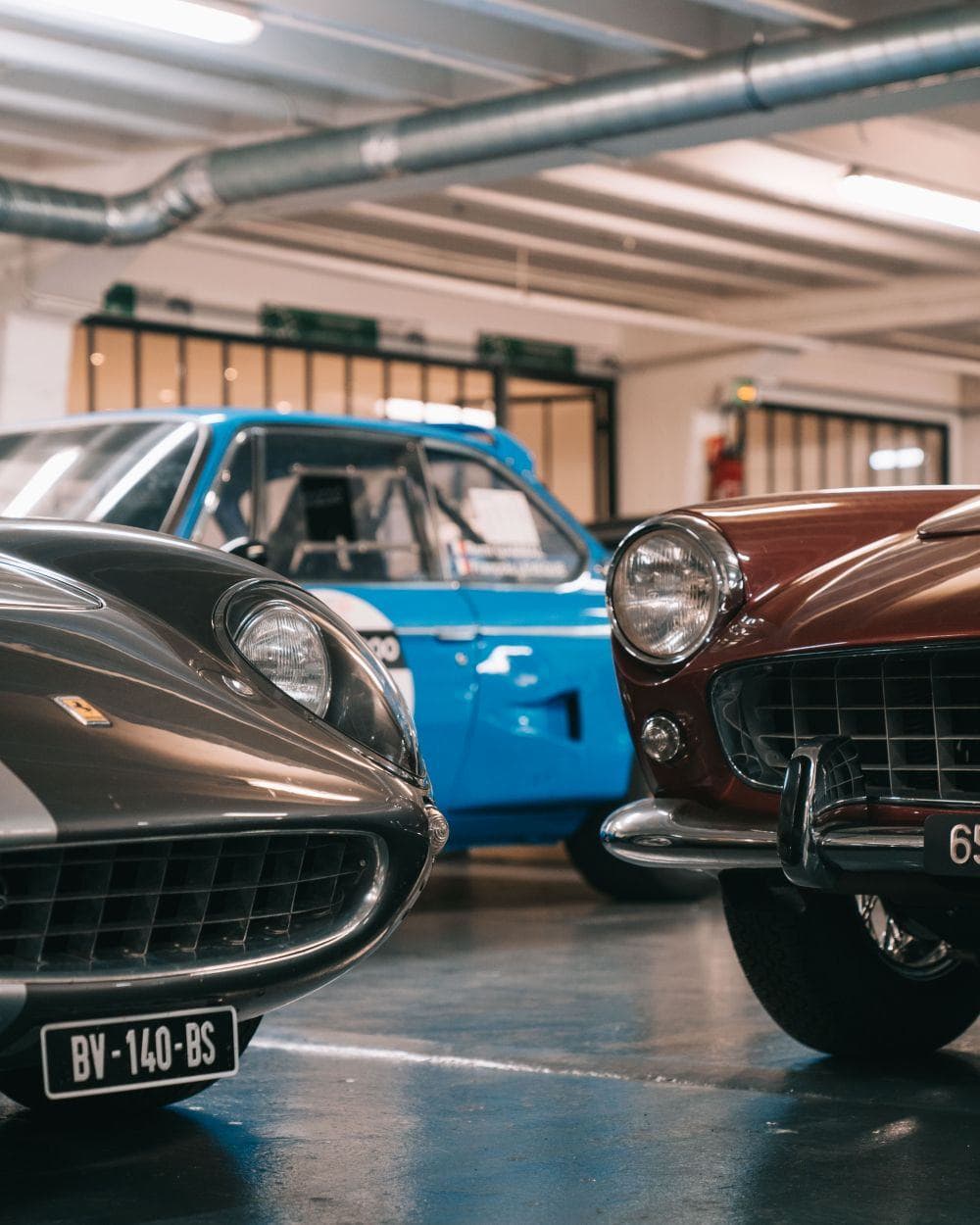 Klassische Sportwagen in einer Garage