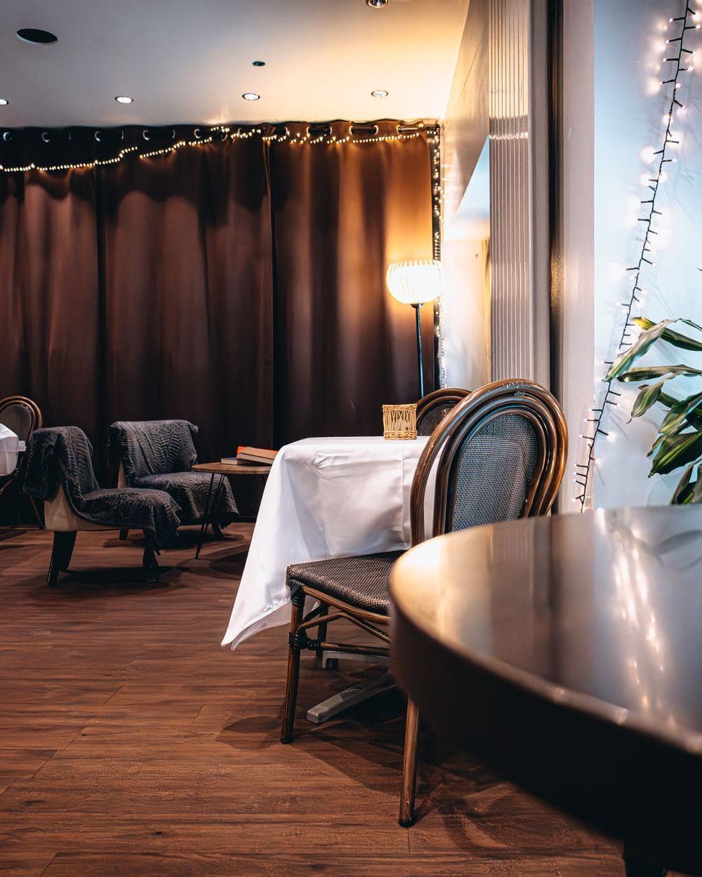Gedeckter Tisch in einem dunklen Restaurantraum