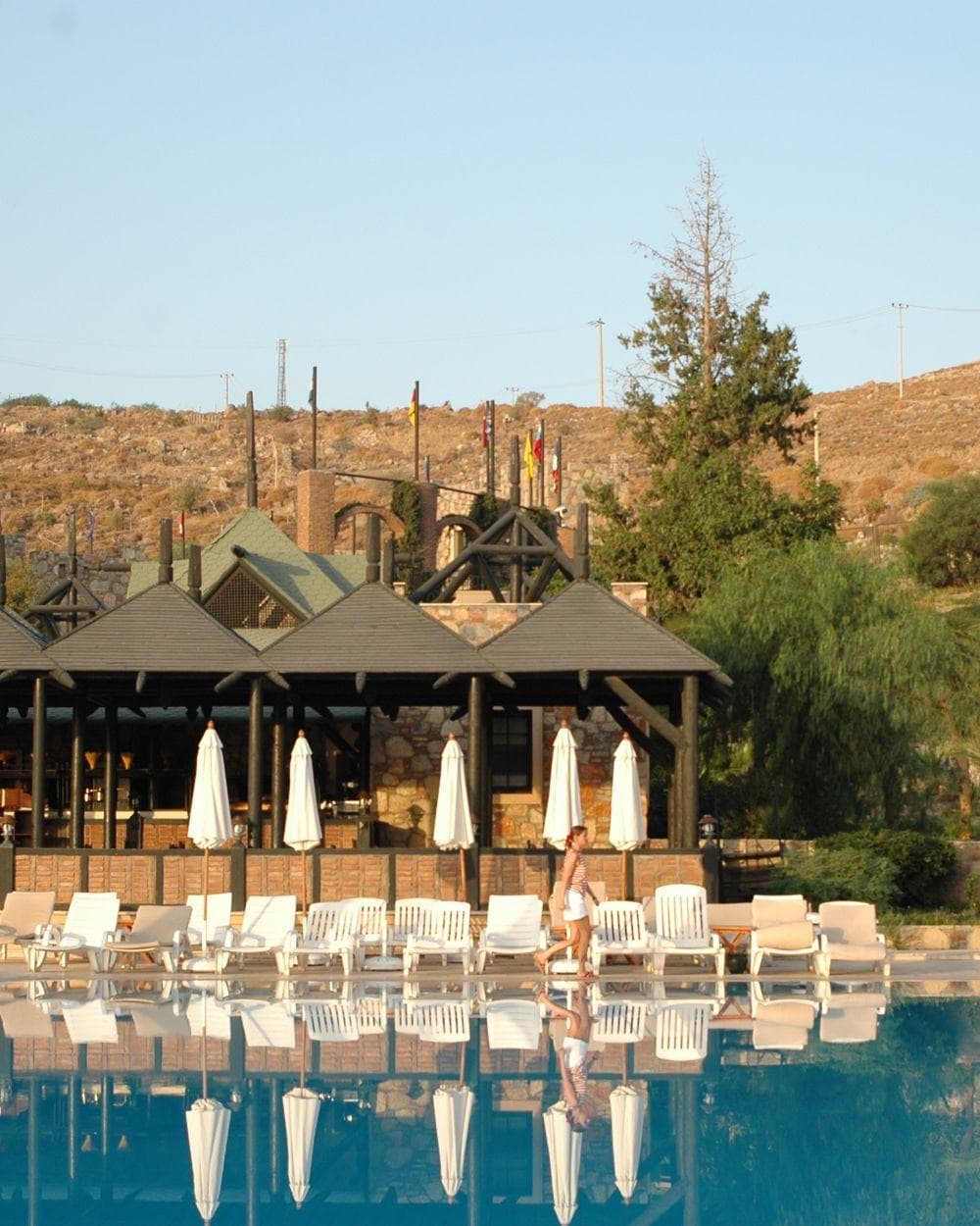 Pool mit Liegen vor Bergkulisse