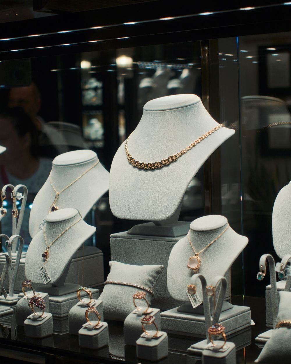 Ketten und Ringe auf Schmuckbüsten in einer Vitrine